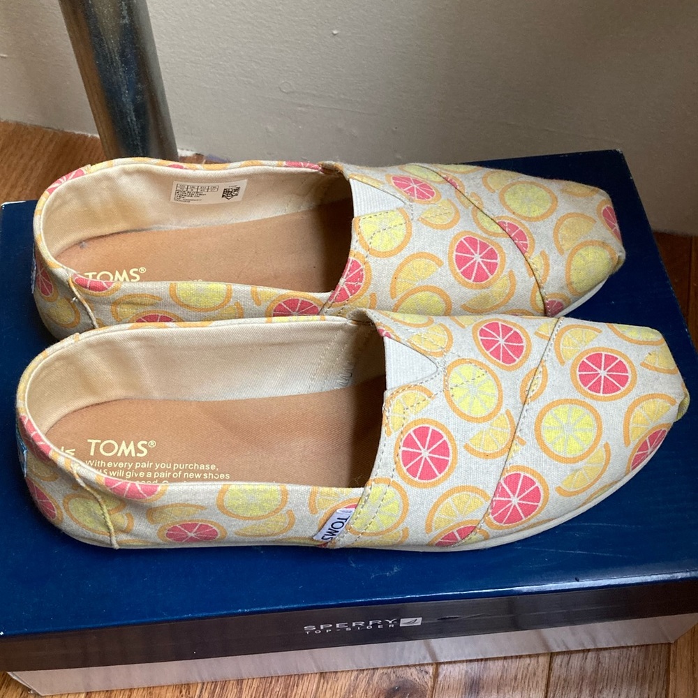 Tom’s slip on classic shoes in Women’s size 10